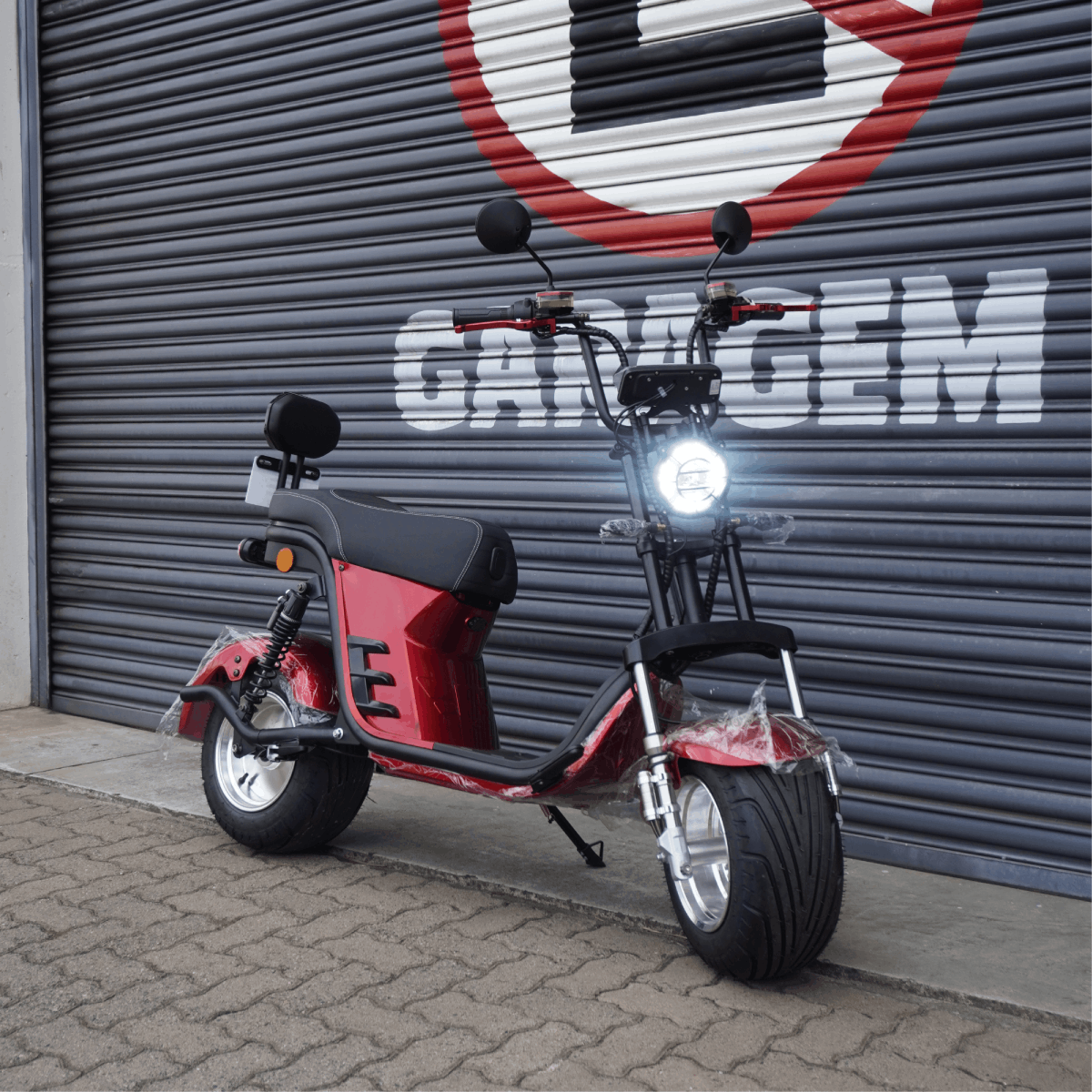 scooter modena vermelha